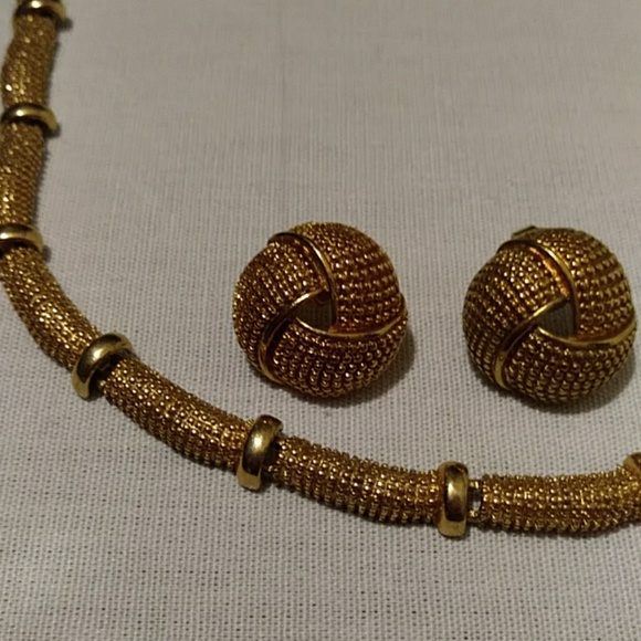 Vintage Avon Gold Tone Necklace with Pierce Earrings Set - Picture 7 of 7